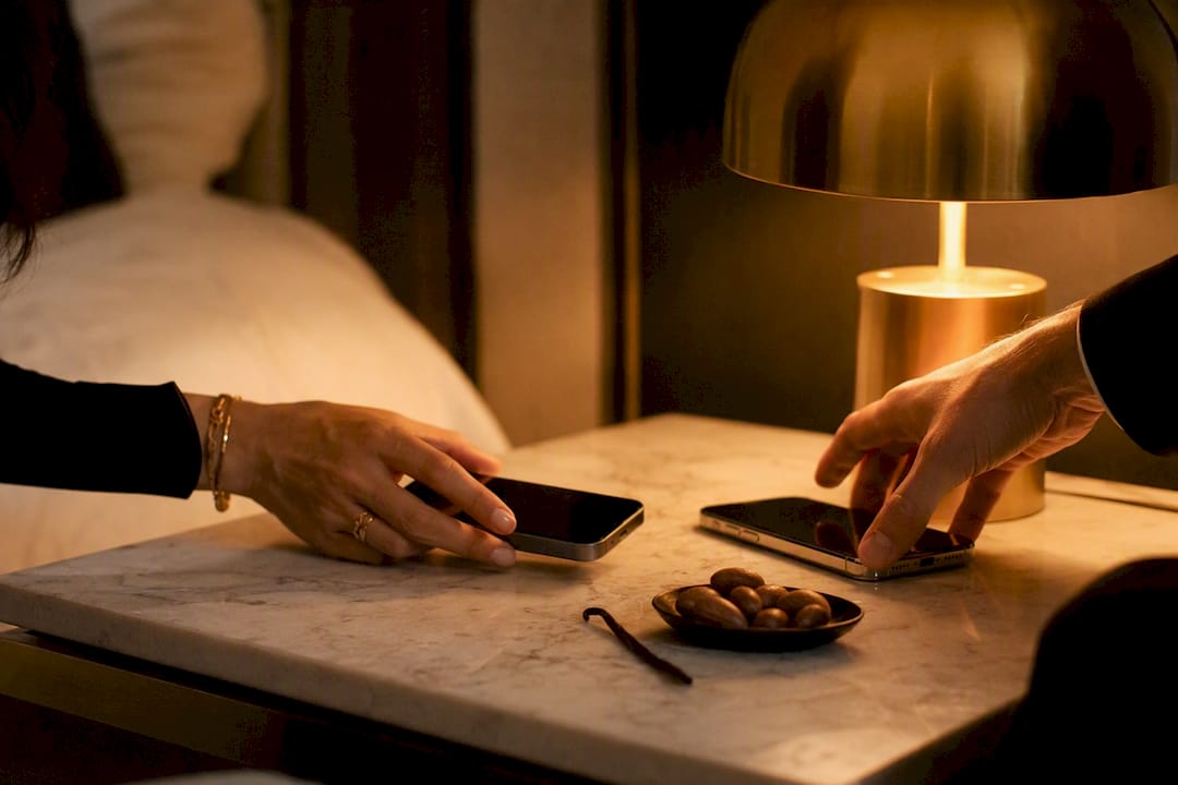 Smartphones et mains dans une conversation intime par messages
